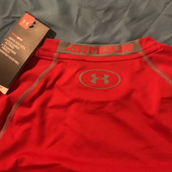 Red Under Armour sweatshirt - Picture 4 of 6